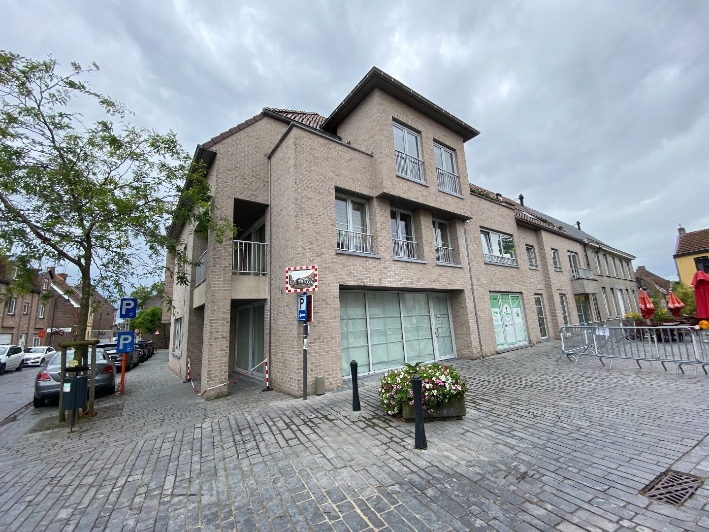 Recent energiezuinig appartement op de 1ste verdieping met 2 slaapkamers, terras en autostaanplaats - foto 2