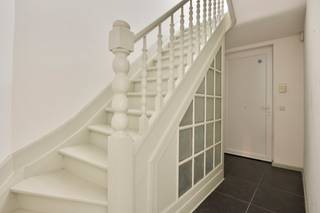 <p>immo DAVID stelt u deze charmante herenwoning voor, die in 2012 een totaalrenovatie onderging. De woning is instapklaar en combineert karakter met een praktische indeling, veel lichtinval en een gunstig EPC-label B.</p>
<p>Op het gelijkvloers bevindt zich de inkomhal, een lichtrijke woonkamer met open keuken en een afzonderlijk toilet. De woonkamer beschikt aan de straatzijde over een rolluik. De stores en verlichting zijn inbegrepen in de verkoop. Vanuit de leefruimte is er toegang tot de gezellige binnenplaats.</p>
<p>De eerste verdieping omvat een ruime master bedroom met dressing en een badkamer uitgerust met een ligbad, douche en toilet.</p>
<p>Op de tweede verdieping bevinden zich twee slaapkamers en een douchekamer met toilet.</p>
<p>De zolderverdieping die bereikbaar is via een vaste trap biedt nog extra mogelijkheden en kan naar wens ingericht worden als bijvoorbeeld een vierde slaapkamer, hobbyruimte, bureau of polyvalente ruimte.</p>
<p>De woning beschikt daarnaast over een ruime kelder van 23 m², voorzien van een lavabo, aansluitingen voor wasmachine en droogkast en een handige inbouwkast.</p>
<p>Een grote staanplaats biedt bovendien plaats voor één wagen met extra parkeermogelijkheid.</p>
<p>De ligging is een absolute troef: nabij de Ring, Brussel, scholen, openbaar vervoer, winkels, UZ Jette, het Laarbeekbos, het Kerremanspark en de fietssnelweg.</p>
