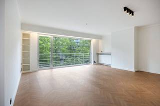 Indeling:- ruime inkomhal (10m²)- lichtrijke woonkamer (35m²)- badkamer met aansluiting voor wasmachine (5m²)- keuken (8m²)- slaapkamer 1 (22m²)- slaapkamer 2 (11m²)- gastentoilet - terras aan voor- en achterzijde - kelderberging Mogelijkheid tot aankoop van een zeer ruime garagebox met automatische poort (35.000 euro). Troeven:- veel lichtinval - eerste bewoning na renovatie (2025) - airco + automatische rolluik t.h.v. slaapkamer - ingemaakte kasten - ruime garage (breedte poort: 3,50 m) Locatie:Op wandelafstand vindt u scholen, supermarkten, apotheken, openbaar vervoer richting Antwerpen, Wilrijk, Mortsel, Boechout,...Bent u geïnteresseerd in dit appartement te koop in Berchem? Aarzel dan niet om contact met ons op te nemen. Wenst u uw eigendom ook te koop of te huur te stellen? We helpen u graag verder. Steeds tot uw dienst om u verder te helpen met al uw vragen over vastgoed! Bestuursmaatregelen in het maatregelenregister: nee