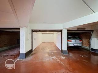 Deze garagebox is gelegen tussen het Sint-Pieters station en de kleine ring van Gent. Het beschikt over een licht en een stopcontact. <br /><br />De garagebox is onmiddellijk beschikbaar en te bezoeken na afspraak met agence rosseel.<br /><br />De huurprijs bedraagt 133,10 euro (110 euro + 21% BTW).