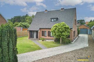 <p><span>Rustig gelegen en toch vlakbij de N71 tussen Mol en Lommel? </span></p><p><span>Dan kom je in de Katoenstraat terecht...</span></p><p><span> </span></p><p><span>En kijk eens wat je hier gaat vinden... wat zowel binnen als buiten biedt deze woning veel meer dan we gewend zijn:</span></p><p><span> </span></p><p><span>We starten binnen:</span></p><p><span> </span></p><p><span>* 3 volwaardige slaapkamers</span></p><p><span>* kantoor met zicht op de tuin</span></p><p><span>* grote keuken</span></p><p><span>* goed doorlichte woonkamer</span></p><p><span>* gerenoveerde badkamer</span></p><p><span>* droge kelder</span></p><p><span> </span></p><p><span>Maar vooral buiten ben je onder de indruk:</span></p><p><span> </span></p><p><span>* aangelegde tuin (van voor tot achter)</span></p><p><span>* een heuse firepit !</span></p><p><span>* een boomhut voor de kids</span></p><p><span>* een stalling voor pony's</span></p><p><span>* een kleine weide</span></p><p><span>* groot overdekt terras</span></p><p><span>* atelier</span></p><p><span>* meerdere fruitbomen (vijgen, kersen, kiwi, pruimen, druiven, bessen en noten)</span></p><p><span> </span></p><p><span>en last but verre van least: een heuse Sequoia boom. Werkelijk uniek in België !</span></p><p><span> </span></p><p><span>Voor deze thuis geldt geen renovatieverplichting, ... enkel genieten van de tuin, familie en vrienden is hier van tel.</span></p>