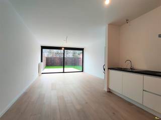 Op de gelijkvloerse verdieping van dit prachtige nieuwbouwproject vinden we dit één-slaapkamerappartement. Het is gelegen vlakbij het...