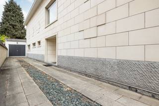 Interessante investeringsopportuniteit in het centrum van Grimbergen op een perceel van 16a44ca met eventuele mogelijkheid tot creëren van 4 eenheden (handelsruimte + 3 appartementen), mits voldaan kan worden aan de voorwaarden. <br /><br />Het gebouw is momenteel ingedeeld als een grote handelsruimte op het gelijkvloers en een royale woonentiteit op de eerste verdieping. De handels-/kantoorruimte (ca. 546 m²) heeft een uitzonderlijke breedte van 17m, een diepte van 32m en een uitstekende visibiliteit langs een belangrijke verkeersas. De combinatie van de oppervlakte, de commerciële ligging en de parkeergelegenheid vooraan maakt deze ruimte uitermate interessant voor verhuur. Op de eerste verdieping bevindt zich een ruim appartement van ca. 240 m² met terras, vijf slaapkamers en twee badkamers. De inrichtbare zolder (127 m²) met vaste trap biedt bijkomende ontwikkelingsopties. Achteraan bevindt zich een aangename oostgerichte tuin met zicht op de basiliek. Dit gebouw combineert commerciële visibiliteit, woonpotentieel en ruimte voor verdere optimalisatie en vormt daardoor een aantrekkelijke kans voor investeerders. EPC: X (= onbepaald)