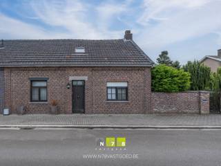 <span><strong>TE RENOVEREN HALFVRIJSTAANDE WONIG OP EEN PERCEEL VAN 3A95CA TE MAASMECHELEN<br /><br />TROEVEN<br /></strong>- <span>Gelegen dichtbij het centrum van Maasmechelen. Alle belangrijke voorzieningen in de buurt.<br />- Unieke opportuniteit om te renoveren naar je eigen droomwoning!</span><span><br />- Badkamer en slaapkamer op het gelijkvloers. Perfect voor de latere levensfase!<br />- Rolluiken.<br />- Vrijstaande garage. <br />- Omheinde tuin met toegangspoort<br />- Overdekt terras. </span><br /><strong><br />KELDERVERDIEPING -01 | </strong>kruipkelder. <strong><br /><br />GELIJKVLOERS 00<br /></strong>- Inkomhal (1,58m x 6,65m = 10,51m²): trap naar verdieping 1 en kelder, tegelvloer<br />- Woonkamer (3,61m x 6,55m = 23,65m²) houthaard, tegelvloer</span><br /><span>- Keuken (3,24m x 3,79m = 12,28m²) geïnstalleerd met onder- en bovenkasten, lades, oven, elektrisch vuur, spoelbak, tegelvoer</span><br /><span>- Toilet (1,00m x 1,21m = 1,21m²) zittoilet, spoelbakje, wandbetegeling, tegelvloer<br />- Badkamer (2,85m x 1,87m = 5,33m²) enkele lavabo, spiegel, kasten, ligbad, douchecabine, zittoilet, wandbetegeling, tegelvloer</span><br /><span>- Wasplaats (2,32m x 2,03m = 4,71m²) aansluiting wasmachine, boiler, wandbetegeling,tegelvloer</span><br /><span>- Sas (3,10m x 1,23m)+(1,75m+1,12m= 5,77m²) achterinkom, tegelvoer<br />- Slaapkamer 1 (3,00m x 3,56m = 10,68m²) linoleumvloer</span><br /><br /><span><strong>VERDIEPING</strong> <strong>+01 </strong></span><br /><span>- Overloop (1,46m x 0,81m = 1,18m²): trap naar het gelijkvloers, laminaatvloer. <br />- Slaapkamer 2 (3,44mx 3,27m = 11,25m²) laminaatvloer. <br />- Dressing/slaapkamer 3 (2,02m x 3,75m = 7,58m²) bereikbaar via slaapkamer 2, laminaatvloer. <br />- Berging (1,82m x 1,53m = 2,78m²) laminaatvloer<br /></span>- Toilet (0,71m x 1,83m = 1,30m²) zittoilet, spoelbakje, laminaatvloer. <br /><br /><span><strong>EXTERIEUR</strong></span><br /><span>- Overdekt terras met tegelvoer. <strong><br /></strong>- Vrijstaande garage.<br />- Omheinde tuin met toegangspoort.<br />- Achterliggende buitenbergruimten.<br /><br /><strong>EXTRA INFORMATIE <br /></strong><span>Dit pand kan onderhevig zijn aan de renovatieverplichting die door de Vlaamse overheid wordt opgelegd voor residentiële gebouwen. Alle informatie kunt u terugvinden via https://www.vlaanderen.be/een-woning-kopen/renovatieverplichting-voor-residentiele-gebouwen-vanaf-2023.<br /></span><br />Bekijkt u deze advertentie via een aanverwante vastgoedsite, surf dan zeker naar onze website <strong>www.N78vastgoed.be</strong> voor een uitgebreide beschrijving en foto's. <strong>Meer info: +32 (0)89 86 18 88 of info@N78vastgoed.be.</strong></span>
