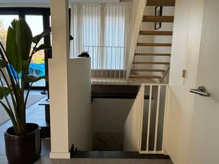 Spacious duplex apartment in the center 's-Gravenwezel * Ground floor: entrance hall with stairs to1st floor *1st floor: guest toilet, fitted...