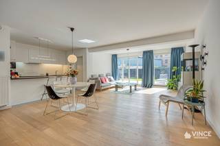Dit gelijkvloerse appartement (117 m²) in een recent complex combineert een het comfort van een modern pand met tuin met de functionaliteit van een appartement.<br />De inkomhal leidt direct naar een zonovergoten leefruimte met een strakke open keuken, volledig uitgerust met hedendaagse inbouwapparatuur. Naast twee volwaardige slaapkamers beschikt het appartement over een aparte bureau of 3de slaapkamer— ideaal voor wie wonen en werken flexibel wil combineren.<br />De moderne badkamer garandeert puur comfort, aangevuld met een apart gastentoilet voor optimaal gebruiksgemak. Een privatieve kelderberging zorgt voor de nodige praktische opslagruimte.<br />De troeven op een rij:<br />117 m² woonoppervlakte: Riant en overzichtelijk gelijkvloers wonen<br />Flexibele indeling: 2 volwaardige slaapkamers + volwaardige home-office of 3de kamer<br />Hedendaags comfort: Moderne keuken, strakke badkamer en apart gastentoilet<br />Extra opslag: Privatieve kelderberging inbegrepen<br />Toplocatie in Antwerpen: Winkels, hotspots en openbaar vervoer op wandelafstand