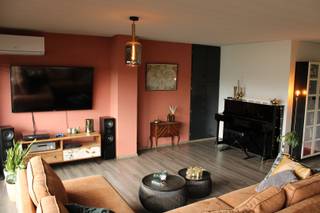 Op zoek naar een plek waar u zich meteen thuis voelt? 🏡<br />Dit prachtig gerenoveerde appartement van 121 m² combineert ruimte, stijl en comfort tot in de puntjes. Zodra u binnenkomt, wordt u omringd door licht en een warme, moderne sfeer – een woning die u met open armen ontvangt. ✨<br />Geniet van de rust op maar liefst 2 terrassen 🌞, parkeer zorgeloos in uw eigen garagebox 🚗 en berg alles netjes op in de praktische kelderberging 📦. De royale leefruimte, doordachte indeling en hoogwaardige afwerking maken van dit appartement een plek waar elke dag aanvoelt als thuiskomen. De zonnepanelen, rolluiken en airco maken er een extra energiezuinig appartement van💛<br />En dat allemaal in het hart van Helchteren: rustig wonen, met winkels, scholen en openbaar vervoer vlakbij, én snelle verbindingen naar Hasselt, Genk en de E314. Ideaal voor wie comfort wil combineren met een toplocatie. <br /><br />✨ De troeven op een rijtje<br /><br />🛋 Ruime, lichtrijke leefruimte met toegang tot het terras<br /><br />🍳 Volledig ingerichte keuken met moderne toestellen<br /><br />🛏 3 volwaardige slaapkamers – ideaal voor gezin, bureau of hobbyruimte<br /><br />🚿 Stijlvolle badkamer met ligbad en wastafel<br /><br />🧺 Praktische berging voor extra comfort<br /><br />🌞 2 terrassen – altijd een plekje om buiten te genieten<br /><br />🚗 Garagebox inbegrepen – veilig parkeren<br /><br />📦 Kelderberging – handige extra opslag<br /><br />Alles wat u nodig heeft – winkels 🛒, scholen 🎒, horeca ☕ en openbaar vervoer 🚌 – ligt vlakbij. Bovendien bent u dankzij de vlotte verbindingen zo in Hasselt, Genk of op de E314.<br /><br />💡 Waarom dit appartement?<br /><br />100% instapklaar – geen renovatiewerken nodig<br /><br />Royale oppervlakte van 121 m²<br /><br />3 grote slaapkamers – flexibel in te delen<br /><br />2 terrassen om elk moment van de dag van de zon te genieten 🌅<br /><br />Garage + kelderberging inbegrepen + elektrische rolluiken en screens.<br /><br />Centrale ligging ✅ toch rustig<br /><br />🔑 Dit is uw kans!<br /><br />Dit appartement combineert het comfort van een woning met het gemak van een appartement. Perfect voor gezinnen, starters of investeerders.<br /><br />📞 Plan vandaag nog uw bezoek en ontdek zelf waarom dit pareltje in Helchteren niet lang te koop zal staan!<br /><br />Het appartement is momenteel verhuurd.<br /><br />Woongebied – bouwvergunning – geen rechterlijke herstelmaatregel of bestuurlijke maatregel opgelegd – geen voorkooprecht – geen verkavelingsvoorschriften<br /><br />O-peil: niet overstromingsgevoelig<br /><br />G-score: A<br />P-score: A<br /><br />EPC : 112 kWh/(m²jaar- certificaatnummer: 20240530-0003255838-RES-1<br /> 