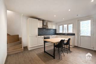 <p>Op zoek naar een <strong>gerenoveerde, instapklare woning</strong> op <strong>toplocatie in Gijzegem, nabij Aalst</strong>?</p>
<p>Deze woning biedt comfort, ruimte en een uitstekende ligging. Scholen, supermarkten en andere dagelijkse voorzieningen bevinden zich in de nabije omgeving. Ook het openbaar vervoer is vlot bereikbaar, waardoor u zich gemakkelijk verplaatst naar Aalst en omliggende gemeenten.</p>
<p>Met een <strong>EPC-label C</strong> is de woning energiezuinig. Op het gelijkvloers bevindt zich een ruime en lichtrijke leefruimte met open keuken, waar u dankzij het aangename zicht op de tuin in alle rust kunt genieten van het dagelijkse leven. </p>
<p>Op de bovenverdieping bevinden zich <strong>twee ruime slaapkamers</strong>. Daarnaast beschikt de woning over een aparte wasruimte en een praktische berging, ideaal om alles netjes en georganiseerd te houden.</p>
<p>Bent u op zoek naar een instapklare woning met een gunstige ligging en alle comfort binnen handbereik? Dan is deze woning zeker een bezoek waard!</p>
<p><strong>Interesse? Contacteer ons vandaag nog om een bezoek in te plannen via 053 41 40 25 of </strong><strong>living@era.be</strong><strong>!</strong></p>