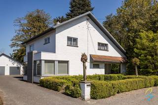 Te koop te Berlare!In een uiterst rustige straat te Berlare, vlakbij het Donkmeer, bevindt zich deze ruime en functionele woning met tal van...