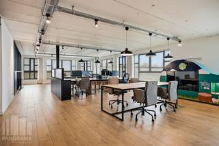 Strategisch gelegen kantoorruimte van +/- 1.000 m² met zichtbaarheid vanaf de bedrijvige Meensesteenweg in Roeselare. Dankzij de combinatie van oppervlakte, inrichting, comfort en bereikbaarheid is dit gebouw geschikt voor uiteenlopende professionele activiteiten.<br /><br />De kantoorruimtes bevinden zich op de eerste en tweede verdieping en omvatten meerdere vergaderzalen, afzonderlijke burelen, een representatieve presentatieruimte en een cinemazaal.<br />Het gebouw is uitgerust met moderne technieken zoals LED-verlichting, verwarming via warmtepomp en een zonnepaneleninstallatie.<br />Naast functionele troeven zoals een lift, camerabewaking, toegangscontrole, opbergruimte, kelder en 17 privatieve parkeerplaatsen, biedt het pand ook veel natuurlijke lichtinval, een volledig uitgeruste fitness en keuken, een stijlvolle ontspanningsruimte met bar.<br /><br />Contacteer <strong>PANORAMA B2B</strong> voor bijkomende (technische) inlichtingen of een vrijblijvend plaatsbezoek via <strong>050 300 800</strong>.