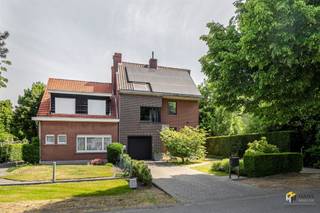 Ruime woning (236 m²) met 5 slaapkamers en garage op een perceel van 915 m² in Kapellen. In deze rustige straat woon je in een groene omgeving tussen...