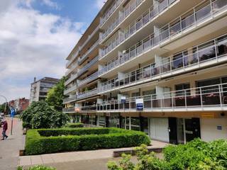 Mooi gerenoveerd appartement met terras en uitzicht op het PARK RIVIERENHOF. Dit centraal gelegen appartement bevindt zich op de eerste verdieping in een goed onderhouden en verzorgd gebouw. Openbaar vervoer stopt voor de deur, tal van winkels en scholen in de onmiddellijke omgeving. Ook natuurgebied Ertbrugge, sportcentrum Sportoase Groot Schijn en Wijnegem Shopping zijn vlakbij. Er is een goede verbinding naar Antwerpen centrum en de ring van Antwerpen / rond punt Wommelgem. <br />Het appartement heeft een oppervlakte van 98m² + een mooi zonnig terras van 12m². Het gebouw werd opgericht in 1976, het appartement kreeg een grondige renovatie in 2017. De indeling is als volgt: verzorgde gemeenschappelijke inkomhal met trap en lift, privé inkom met gepantserde veiligheid deur en inbouw maatkast / vestiaire, apart toilet met handenwasser, woonkamer (35,6m²) met zicht op het terras, afgesloten keuken volledig vernieuwd in 2017 en ingericht met kasten en toestellen (inductie kookplaat, vaatwasser, dampkap, combi oven/microgolf, koelkast, aparte vriezer), vernieuwde badkamer (BJ 2017) met lavabomeubel, ligbad met douchewand en aansluiting wasmachine, slaapkamer 1 (15,9m²) en slaapkamer 2 (8,6). <br />Grenzend aan de woonkamer en keuken een zonnig overdekt terras (12,2m²) met zicht richting het park Rivierenhof. Het terras werd in 2020 ook volledig vernieuwd.<br />Aparte garagebox (36m² !!) met poort en aansluiting elektriciteit inclusief de huurprijs.<br />Het appartement heeft een mooi energielabel B en verzorgde gemeenschappelijke delen. <br />Provisie voor de CV, water en gemeenschappelijke delen € 250 / maand.<br />Bel of mail ons voor alle verdere info of vrijblijvend bezoek aan dit fijn en gezellig appartement op een top-locatie te Deurne.
