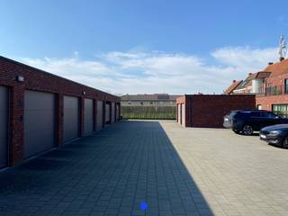 Mooi appartement (80m²) op de 1ste verdieping met 2 slaapkamers, terras, garage & autostaanplaats.Beschikbaar vanaf 15 mei 2026.Rustig & centraal...