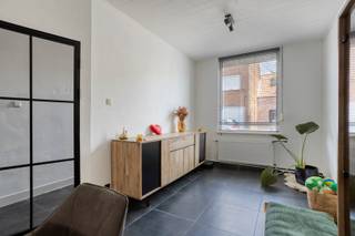Deze gezellige rijwoning te Sint-Katelijne-Waver heeft 3 tot 4 slaapkamers en werd doorheen de jaren goed onderhouden. <br /><br />De woning bestaat op het gelijkvloers uit een inkomhal met van daaruit de toegang tot de lichtrijke eetplaats, waar bovendien voldoende ruimte is om er een bureau of speelhoek te voorzien. De keuken ligt centraal tussen de eetplaats en de woonkamer. De veranda zorgt voor veel lichtinval en voor een mooie connectie met de tuin. Er is verder ook nog een badkamer met toilet op het gelijkvloers, en een zij-ingang met de mogelijkheid om er fietsen te plaatsen. <br /><br />Op de eerste verdieping zijn er 3 slaapkamers en is er een tweede badkamer. Op de tweede verdieping is er nog de mogelijkheid om er een vierde slaapkamer te voorzien. <br /><br />De woning heeft een gunstige EPC C-label, de elektriciteit is conform gekeurd en de woning werd asbestveilig verklaard. <br /><br />Pandenjagers is een innovatief vastgoedkantoor en kiest bewust voor een unieke en transparante aanpak. Bij ons bestaat de totale aankoopprijs altijd uit twee duidelijke onderdelen: de adviesprijs die bovenaan in de advertentie vermeld staat, plus onze vaste commissie van 10.000 euro incl. BTW. Dankzij deze open prijsstructuur krijgt u als koper vanaf het eerste moment een eerlijke inkijk hoe de totale prijs van het pand tot stand is gekomen. <br /><br />Interesse? Contacteer ons via 015/677.000 of info@pandenjagers.be.
