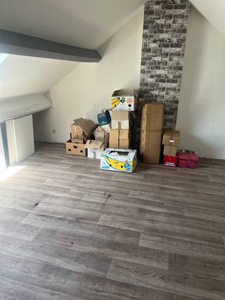 Met een bewoonbare oppervlakte van 125m² en een perceel van 155m², biedt deze woning uitstekende leefruimte. De woning beschikt over een geïnstalleerde keuken, een ruime woonkamer en één badkamer, aangevuld met twee aparte toiletten. De constructie uit 1954 met twee gevels en drie verdiepingen is in goede staat en voorzien van dubbele beglazing en centrale verwarming op gas.<br /><br />Geniet van buitenleven op het terras van 9m² of in de tuin van 60m². De woning is voorzien van een kelder voor extra opslagruimte. Met een gunstige EPC-score C, is dit een energiezuinig huis.