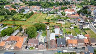 RIEMST - Te renoveren woning met stalling op ruim perceel<br /><br />Bent u op zoek naar een woning met veel potentieel en een landelijke ligging? Dan is deze te renoveren woning in Zussen, een rustige deelgemeente van Riemst, zeker een bezoek waard. Gelegen in een groene en rustige omgeving biedt deze eigendom tal van mogelijkheden voor wie de handen uit de mouwen wil steken en een woning volledig naar eigen smaak wil inrichten.<br /><br />Op het gelijkvloers beschikt de woning over een eetkamer, een zitkamer, een keuken, een badkamer, een wasplaats en een inpandige garage. Op de eerste verdieping bevinden zich drie slaapkamers, met daarnaast de mogelijkheid om een ruime vierde slaapkamer te creëren of deze ruimte als opslag te gebruiken.<br /><br />De woning vraagt een renovatie, maar enkele belangrijke investeringen werden reeds uitgevoerd. Zo werden de ramen en de voordeur vernieuwd en verkeert het dak structureel in goede staat, waardoor een solide basis aanwezig is om het pand verder af te werken.<br /><br />Buiten geniet u van een ruime overdekte ruimte ideaal voor het stallen van machines en een grote stal. Aansluitend bevindt zich een weiland dat zich perfect leent voor het houden van paarden of andere dieren. Dankzij de landelijke ligging en de beschikbare buitenruimte is deze eigendom een uitstekende keuze voor dierenliefhebbers of wie op zoek is naar rust, ruimte en een landelijke levensstijl.<br /><br />Kortom, deze woning biedt een unieke kans voor wie niet terugschrikt voor een renovatie en op zoek is naar een eigendom met veel potentieel, ruime bijgebouwen en een prachtig perceel in het landelijke Zussen.<br /><br />Interesse in deze woning? Aarzel niet om ons te contacteren op 053/60 65 66!