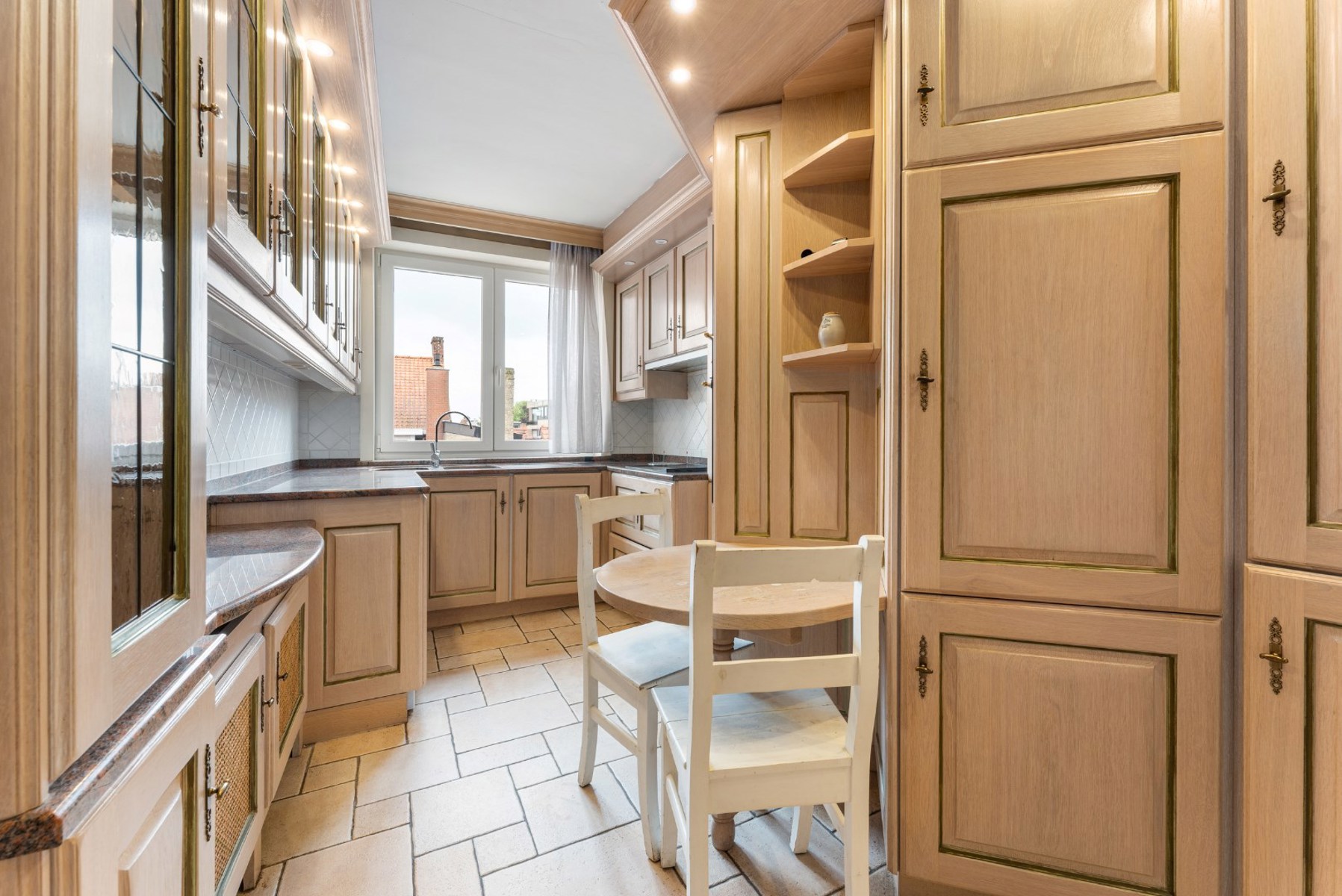 Ruim appartement met terras, lift en 3 slaapkamers in Izegem - bouwjaar 1978 - EPC-waarde 220.00 - Energielabel C - 119.00m² bewoonbare oppervlakte - 1 badkamer - 1 parkeerplaats - foto 3