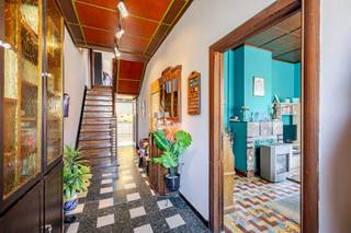 <p>Deze karaktervolle woning biedt vandaag 3 volwaardige slaapkamers, met de mogelijkheid om eenvoudig een 4de slaapkamer te creëren.<br />Op het gelijkvloers beschikt de woning over een charmante inkomhal, lichtrijke leefruimte, geïnstalleerde keuken (met toegang tot de kelder 15,5m²), ruime eetplaats en buiten een koer (met buitenberging en afzonderlijke wasplaats). Boven zijn er 3 ruime slaapkamers, 1 badkamer (met toilet) en 1 hele ruime zolder (toegankelijk met vaste trap).</p><p>EPC-label F: renovatieverplichting van toepassing<br />Parkeerplaats voor 3 auto's<br />3 ruime slaapkamers, uitbreidbaar naar 4<br />Ruime zolder (met vaste trap!)<br />Praktische droge kelder</p><p>Dankzij de halfopen bebouwing geniet u van extra lichtinval en tal van renovatiemogelijkheden om van deze woning een eigentijdse en comfortabele thuis te maken.<br />Bent u op zoek naar een woning met karakter, ruimte en de mogelijkheid om uw eigen woondroom te realiseren? U kan ons bereiken op 0479/ 46. 26. 52.</p>