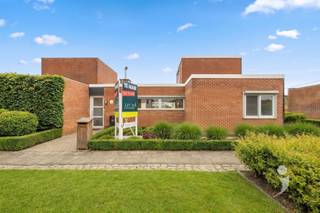 <p><span>Volledig gerenoveerde woning in zeer rustige woonwijk.</span></p><p><span>Deze woning werd enkele jaren geleden volledig gerenoveerd.</span></p><p><span>Ze bestaat uit een inkomhal, ruime leefruimte met open keuken en bergruimte.</span></p><p><span>Een nachthal met op het gelijkvloers 3 mooie slaapkamers, en op de verdieping tevens een extra slaapkamer.</span></p><p><span>Tevens bevinden zich op de nachthal een badkamer met douche, afzonderlijk toilet en een bergruimte.</span></p><p><span>Een zonnige koer met tuinberging vormen de buitenruimte van deze woning.</span></p><p><span>Daarnaast beschikt de woning tevens over een garagebox, vlak achter de woning.</span></p><p><span> </span></p><p><span>Dit huis is gelegen in een fijne woonwijk, dicht bij centrum Herent.</span></p><p><span>Onmiddelijk beschikbaar! Verbruik van energie is niet inclusief in de huurprijs.</span></p><p><span>Deze woning is enkel te huur voor langere duur.</span></p><p><span> </span></p><p><span>Interesse? </span></p><p><span>Vraag uw bezoek aan via onze website.</span></p>