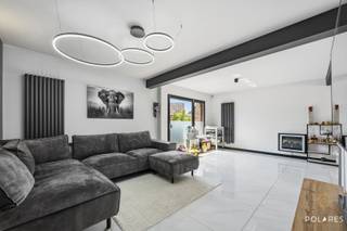 Op zoek naar een instapklare, energiezuinige woning op een toplocatie? Deze volledig gerenoveerde bel-etagewoning in het centrum combineert hedendaags wooncomfort met een gunstig EPC-label B. Winkels, scholen, openbaar vervoer en alle dagelijkse voorzieningen bevinden zich op wandelafstand.<br />De woning werd in 2023 volledig gerenoveerd. Zo werden onder meer de elektriciteit vernieuwd, nieuwe vloeren geplaatst, een moderne keuken en stijlvolle badkamer geïnstalleerd en een nieuwe condenserende gasketel voorzien. U geniet dus van een zorgeloze, instapklare woning met een laag energieverbruik.<br /><br />Indeling<br />Op het gelijkvloers vindt u een ruime inkomhal met gastentoilet en toegang tot de inpandige garage.<br />De eerste verdieping beschikt over een lichtrijke leefruimte met grote raampartijen, een gezellige eetruimte en een volledig uitgeruste keuken.<br />Op de tweede verdieping bevinden zich drie volwaardige slaapkamers en een moderne badkamer met inloopdouche.<br />De ruime zolder biedt extra opbergruimte.<br /><br />Buiten geniet u van een gezellige, privatieve tuin waar u in alle rust kunt ontspannen.<br /><br />Troeven:<br />EPC B – energiezuinig / volledig gerenoveerd in 2023 / elektriciteit conform / nieuwe condensatieketel op gas / inpandige garage / handige zolder / gezellige tuin met veel privacy / centraal gelegen. <br /><br />Absoluut een bezoek waard! <br />Interesse? <br />Contacteer Dirk via 0489 02 77 55 of dirk@polares.eu voor meer informatie of een bezoek.