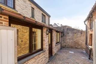 Rustig gelegen renovatiewoning met atelier en leuke tuin
Op zoek naar een woning die u volledig naar eigen smaak kunt renoveren? Deze rustig gelegen woning bevindt zich in tweede lijn en biedt heel wat potentieel dankzij de aangename tuin, het bijgebouw en het mooie uitzicht op het achterliggende groen.
De woning beschikt over ca. 95 m² bewoonbare oppervlakte en omvat op het gelijkvloers een veranda, apart toilet, keuken met ontbijthoek, salon en eetplaats. Op de eerste verdieping bevinden zich twee slaapkamers, een badkamer en een zolderruimte.
Een extra troef is het bijgebouw van ca. 34 m², ideaal als atelier, werkruimte of ruime bergplaats. Achteraan geniet u van een leuke tuin van ca. 300 m² met zicht op het omliggende groen. Dankzij de ligging in tweede lijn woont u hier bovendien bijzonder rustig.
De woning dient grondig gerenoveerd te worden en biedt daardoor de mogelijkheid om ze volledig naar eigen wensen in te richten. Te voorziene werken zijn onder meer de vernieuwing en isolatie van het dak (momenteel asbestleien), aanpassing van de elektrische installatie en plaatsing van een centrale verwarming. Momenteel wordt verwarmd via een stookoliekachel. De renovatieverplichting is van toepassing.
Interesse in deze woning met potentieel? Neem gerust contact op voor meer informatie of een bezoek via Laurens@immoaccenta.be.
