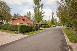 <p><span>Alleenstaande woning aan de vaart op een perceel van 1.118 m² </span></p><p><span>Aan de rustige, residentiële Hermelijnlaan in Schoten bieden wij een eigendom aan met een ligging die je zelden vindt: een alleenstaande woning op een perceel van 1.118 m² met 20 meter straatbreedte. De tuin grenst achteraan rechtstreeks aan de vaart.</span></p><p><span>Een tuin om bij weg te dromen</span><span><br />De verzorgde tuin ligt op het zuidwesten en krijgt zo de hele dag zon. Achteraan kijk je uit over het water, een plek om te genieten van rust, groen en de mooiste zonsondergangen. Percelen met een ligging aan de vaart zijn in Schoten bijzonder schaars.</span></p><p><span>De woning</span><span><br />De woning telt twee volwaardige bouwlagen (gelijkvloers en verdieping), samen ±157 m² bebouwde oppervlakte. Er zijn 3 slaapkamers en 1 badkamer. In de tuin staan 2 vrijstaande en vergunde garageboxen, handig als stalling of berging.</span></p><p><span>Renoveren of herdenken</span><span><br />De woning moet volledig gerenoveerd worden: de ramen, de isolatie, de verwarming (stookolie) en de badkamer zijn allemaal aan vernieuwing toe. Zo kan je de woning helemaal naar je eigen smaak en volgens de huidige energienormen inrichten. </span></p><p><span>Perceel van 1.118 m² met 20 m straatbreedte</span></p><ul><li><span>Rechtstreekse ligging aan de vaart</span></li><li><span>Zuidwest georiënteerde tuin</span></li><li><span>3 slaapkamers</span></li><li><span>2 garageboxen</span></li><li><span>Rustige, residentiële omgeving</span></li></ul><p><span>Vraagprijs: 469.000</span></p><p><span>Een unieke kans voor wie ruimte, rust en water zoekt en zelf een droomproject wil uitwerken. Wil je een bezoek plannen? Neem contact op met Verlimmo. We ontvangen je graag persoonlijk.</span></p><h3><span>Uniek perceel van 1.118 m² aan de vaart in Schoten</span></h3><p><span>In de rustige, residentiële Hermelijnlaan bieden wij deze alleenstaande woning aan op een ruim perceel met 20 m straatbreedte. De verzorgde tuin ligt op het zuidwesten en grenst achteraan rechtstreeks aan de vaart. Zon ligging vind je zelden.</span></p><p><span>De woning (±157 m² bebouwd over twee bouwlagen) heeft 4 slaapkamers en 1 badkamer. In de tuin staan 2 garageboxen.</span></p><p><span>De woning is volledig te renoveren (ramen, isolatie, verwarming op stookolie, badkamer). Dit is de kans om je woning helemaal op maat te maken. We vragen momenteel bij de gemeente na of uitbreiding of nieuwbouw mogelijk is.</span></p><p><span>Ideaal voor wie ruimte, rust en een plek aan het water zoekt.</span></p>