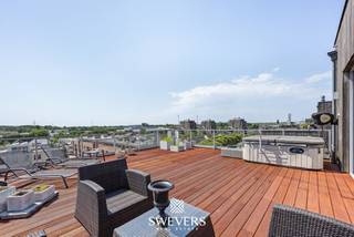 Interesse? Meer informatie op www.SWEVERS.be. - Dit ruime penthouse van 204 m² bevindt zich op de vierde en vijfde verdieping van een residentie in Hasselt. Het appartement beschikt over een lichte leefruimte van meer dan 50 m², een open keuken, drie slaapkamers en een stijlvolle badkamer, allemaal afgewerkt met oog voor comfort en kwaliteit.<br /><br />Een grote troef zijn de uitgebreide terrassen met een totale oppervlakte van 177 m². Op de bovenste verdieping liggen twee terrassen (zuidwest en noordoost georiënteerd), terwijl op de vierde verdieping een terras rond het volledige appartement loopt. Daarnaast heeft het penthouse een EPC-label B, twee ondergrondse autostaanplaatsen en een kelderberging van 5,5 m², met de optie om een extra garagebox aan te kopen.<br /><br />De ligging is gunstig: winkels, horeca en ontspanning liggen op korte afstand, openbaar vervoer op 190 m, de snelweg op 650 m en het centrum van Hasselt op 2,5 km. Bel ons vandaag nog voor een persoonlijke rondleiding. Wij van Swevers Real Estate helpen je maar al te graag verder. tel. 011 255 155. Bron bewoonbare oppervlakte: EPC-verslag.
