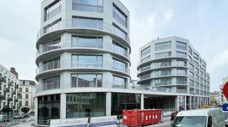 Bureaux lumineux , de 1ière occupation et répondant aux critères de confort et de durabilité moderne dans un nouveau projet immobilier mixte (résidentiel et bureau). Idéalement situés au coeur du centre ville de Bruxelles entre la Colonne du Congrès, le Botanique et City 2.<br />Emplacement idéal pour une profession libérale (médecin, avocat, architecte...). Nombreuses facilités dans les environs (commerces, bars, restaurants, fitness, parking...) et facilement accessible en transports en commun.<br />Parking disponible: 35.000 €/emplacement.