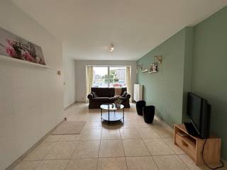 Moderne, instapklare woning in een doodlopende straat.De woning bestaat uit:Gelijkvloers: inkomhal met gastentoilet - ruime lichtrijke leefruimte met...