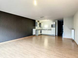 L'appartement est situé au deuxième étage de la résidence « Truda ». Grâce à son emplacement central, vous pouvez facilement rejoindre l'E40 et...