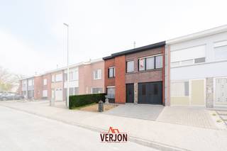 Deze woning bevindt zich op een perceel van 281m2 in de buurt van onder andere bakkerij, slagerij, een warenhuis, lagere school en openbaar...