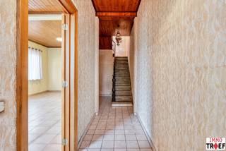 <p>Deze te renoveren woning is centraal gelegen in Denderbelle, vlakbij openbaar vervoer en nabij alle belangrijke invalswegen naar zowel Lebbeke, Wieze, Dendermonde, Opwijk, Aalst. Huidige indeling: een ruime inkomhal met aansluitend een lichtrijke leefruimte, een keuken, verschillende bergruimtes, een gastentoilet en een badkamer met toilet, wastafel en ligbad. Vervolgens is er een gezellige tuin met verschillende opbergruimtes. Op de eerste verdieping is er een nachthal en zijn er 3 kamers. TROEVEN: halfopen bebouwing met veel mogelijkheden op centrale ligging, lichtrijke ruimtes, gezellige tuin. Vragen, meer info of een bezoek? Contacteer Charlotte van IMMO TROEF: 052 52 52 00 of info@immotroef.be</p>