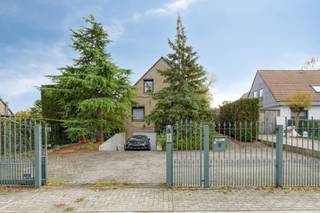 Cette maison 4-façades offre beaucoup d’espace et de possibilités sur un terrain de plus de 11 ares. Le hall d’entrée avec toilette invités mène à...
