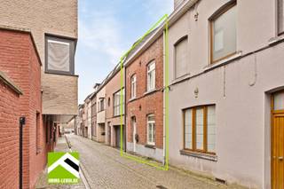 Deze woning bevindt zich tussen het stadscentrum en het station in een rustig, verkeersarm straatje.In 2018 werd de woning aangepast en voorzien van...