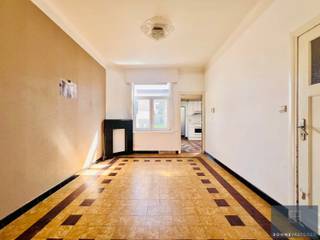 <p>Bent u op zoek naar een woning die u volledig naar eigen smaak kan omvormen? Dan is dit renovatieproject in het gegeerde Sint-Kruis precies wat u zoekt!</p>
<p>Deze woning beschikt over drie volwaardige slaapkamers en biedt tal van mogelijkheden voor wie ruimte en potentieel weet te waarderen. De zuidgerichte tuin vormt een absolute troef!</p>
<p>Bij het betreden van de woning valt meteen de ruime inkomhal op, die perfect kan dienen als fietsenberging of zelfs kan worden omgevormd tot een praktische garage.</p>
<p>Met de juiste renovatie wordt dit pand een warme, eigentijdse thuis op een uitstekende ligging, vlakbij winkels, scholen en op enkele minuten van Brugge centrum.</p>
<p>Kortom: een unieke kans voor handige investeerders of gezinnen die hun droomwoning willen creëren!</p>
<p><strong>Interesse? Contacteer ons vandaag nog voor een bezoek via 050/73.73.73 of via info@bonnevastgoed.be </strong></p>