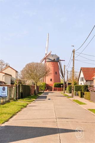 <p>Ruim perceel bouwgrond van 756m² te koop in het charmante Outrijve, voor open bebouwing.<br /><br />Gelegen in een rustige en landelijke omgeving biedt dit perceel tal van mogelijkheden voor het realiseren van uw droomwoning op maat, met voldoende ruimte voor een mooie tuin en groene omgeving.<br /><br />Een extra troef is de nabijheid van de beschermde erfgoedsite, de Tombeelmolen, die zorgt voor een authentiek en karaktervol kader in de buurt.<br /><br />Meer info of plan je bezoek: wim@immobeguin.be<br />Te koop via Immo Beguin, uw vastgoedexpert sinds 2009, met kantoren in Ronse, Waregem, Kortrijk, Deinze, Doornik en Lessen.</p>