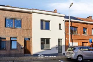 VALIMMAS verkoopt deze welgelegen en totaal gerenoveerde woning met mooie tuin en parking achteraan.... Het gelijkvloers omvat een mooie inkomhal,...