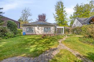 De grote woonkamer (60m²) op parketvloer is voorzien van airco en een ingebouwde houtkachel. De keuken (12m²) is uitgerust met een elektrisch kookvuur, afzuiging, spoelbak, vaatwasser, oven, microgolf, koelkast en voldoende kastruimte.Er zijn drie slaapkamers (16m² - 12m²- 12m²) waarvan de grootste voorzien is van airco. De badkamer (7m²) beschikt over een inloopdouche, een wastafel met bijpassend meubel en een toilet. De ruime veranda (20m²) geeft toegang tot het terras en de tuin. De woning beschikt verder nog over een inkomhal (6m²) met apart toilet, inpandige garage met zonneboiler, grote bergzolder die toegankelijk is via een vlizotrap en een berging/wasplaats (6m²).Er is een prachtige, grote tuin aan de woning. Hier vindt men nog een houten garage en een gemetst tuinhuis.Diversen:- Recente dubbele beglazing in houten ramen- Overal rolluiken- CV op aardgas- Zonneboiler- Zonnepanelen- Toplocatie met prachtige tuinDe eigendom wordt aangeboden via de Pre-sale formule. Op 30/05/2026 tussen 10:00 en 13:00 kan u de woning op afspraak komen bezichtigen en een bod uitbrengen. De vermelde prijs is een instelprijs. Voor meer info, gelieve contact op te nemen met de dossierverantwoordelijke.Bestuursmaatregelen in het maatregelenregister: nee