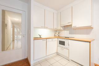 <p>Modern appartement in de winkelstraat van Nieuwpoort, met 2 terrassen en een absolute topligging nabij zee en centrum.</p>

<p> </p>

<p>Dit verzorgd doorloop appartement uit 2004 combineert een centrale ligging met een praktische en aangename indeling. Gelegen in de bruisende winkelstraat van Nieuwpoort geniet u hier van winkels, horeca, openbaar vervoer en de zeedijk op korte afstand. Dankzij de twee terrassen profiteert u op elk moment van de dag van buitenruimte en lichtinval. De lichtrijke leefruimte en functionele keuken zorgen voor een comfortabel woongevoel, terwijl de twee slaapkamers het appartement geschikt maken als vaste woonst, tweede verblijf of investering aan zee. Bovendien beschikt het appartement over een EPC-label C.</p>

<p> </p>

<p>Belangrijkste ruimtes:<br />• Lichtrijke living met aangename leefruimte en toegang tot het terras<br />• Functionele keuken met praktische indeling<br />• Twee volwaardige slaapkamers<br />• Badkamer<br />• Apart toilet<br />• Inkomhal met parlofoon<br />• Twee terrassen aan voor- en achterzijde</p>

<p> </p>

<p>Troeven:<br />• Doorloop appartement met 2 terrassen<br />• Gebouwd in 2004<br />• Absolute topligging in het centrum van Nieuwpoort</p>

<p> </p>

<p>Neem vandaag nog contact op met je ERA-makelaar voor een bezoek.</p>

<p> </p>

<p>JOUW DROOMAPPARTEMENT. ZO GEVONDEN!</p>