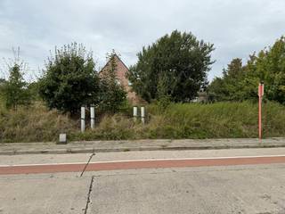 Unieke kans voor wie wil bouwen op een gunstige locatie in Aalter!<br /><br />Deze bouwgrond van 296 m² is gelegen op een uitstekende locatie, op korte afstand van het centrum van Aalter. De grond is geschikt voor halfopen bebouwing en beschikt reeds over een verkregen omgevingsvergunning, waardoor je snel aan de slag kunt met jouw bouwproject.<br /><br />De ligging is één van de grootste troeven: je woont hier rustig en toch vlak bij alle belangrijke voorzieningen. Het station van Aalter, scholen, winkels, horeca en het centrum bevinden zich allemaal in de nabije omgeving.<br /><br />Troeven:<br /><br />- Bouwgrond van 296 m²<br />- Geschikt voor halfopen bebouwing<br />- Reeds vergunde bouwplannen / omgevingsvergunning<br />- Gelegen nabij het centrum van Aalter<br />- Op korte afstand van het station<br />- Scholen en winkels vlot bereikbaar<br />- Ideale ligging voor wie comfortabel en centraal wil wonen<br /><br />Een interessante opportuniteit voor particulieren, gezinnen of investeerders die op zoek zijn naar een bouwgrond met een uitstekende ligging én het voordeel van een reeds verkregen vergunning.<br /><br />De eigendom wordt aangeboden via de Pre-sale formule. Op 05/10/2026 tussen 16:00 en 17:00 kan u de bouwgrond op afspraak komen bezichtigen en een bod uitbrengen. De vermelde prijs is een instelprijs. Voor meer info, gelieve contact op te nemen met de dossierverantwoordelijke.<br /><br />Bestuursmaatregelen in het maatregelenregister: nee