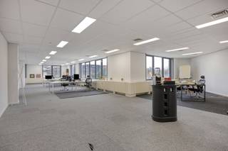 Cet espace de bureau prêt à déménager offre un environnement de travail moderne et confortable, idéal pour les indépendants, les PME ou...