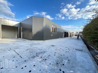 Nieuwbouw KMO-park bestaande uit 7 KMO-units te koop met oppervlaktes tussen 170 m² en 272 m². De strategische ligging vlakbij de N46 zorgt voor een snelle aansluiting richting de E40, wat zorgt voor een vlotte verbinding richting Gent, Brussel en omliggende gemeenten zoals Zottegem en Aalst.<br /><br />De unit van 265 m² maakt deel uit van het Bedrijvenpark Dereadt en is opgebouwd uit een staalconstructie, in combinatie met een betonplint en geïsoleerde sandwichpanelen. De loods heeft een brandklasse C en beschikt over lichtstraten met rookluik, polybetonvloer en een sectionale poort met afzonderlijke toegangsdeur. Dankzij de casco oplevering behoudt u de vrijheid om de afwerking volledig af te stemmen op uw eigen wensen en noden. Tevens 1 parkeerplaats voorzien.<br /><br />Verwachte oplevering september 2026. <br /><br />Heeft u interesse of wenst u graag meer details over dit aanbod? Neem contact op met Gill voor meer info, plannen en lastenboek via het nummer 09 219 90 30.