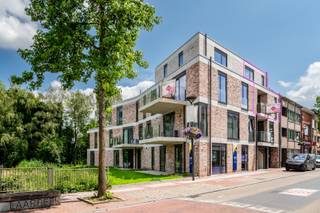Welkom in deze prachtige nieuwbouwresidentie genaamd 't Zwen. Het project heeft een uitstekende locatie in de Statiestraat, de belangrijkste winkelstraat van Zwijndrecht. Hierdoor zijn er veel mogelijkheden om je te verplaatsen, zoals het station, Zwijndrecht dorp, de tram naar Antwerpen, winkels... en ze zijn allemaal op wandelafstand.<br /><br />Dit duplexappartement op de tweede en derde verdieping is zeer modern ingericht en afgewerkt met hoogwaardige materialen.<br /><br />Via de lift komen we op de tweede verdieping. Wanneer we het appartement betreden, komen we binnen via een anti-inbraakdeur in de <strong>inkomhal</strong>, waar we een <strong>bergkast</strong>, een <strong>aparte berging en toilet</strong> kan terugvinden. Vervolgens komen we in de<strong> woonkamer </strong>die zeer open en licht is dankzij de verschillende raampartijen die de woonkamer verbinden met het <strong>eerste terras</strong>. Het appartement heeft ook een <strong>open en volledig uitgeruste keuken</strong> met een kookeiland.<br /><br />Op de duplex verdieping zijn er <strong>twee slaapkamers</strong>, een <strong>badkamer</strong> en een <strong>dakterras</strong>. De eerste slaapkamer heeft toegang tot het dakterras, wat altijd prettig wakker worden is. De tweede slaapkamer is ideaal voor een tweepersoonsbed in combinatie met een kledingkast. De badkamer heeft een bad, een douche en een dubbele wastafel. Het tweede <strong>toilet</strong> bevindt zich apart in de nachthal.<br /><br />Het appartement is uitgerust met een <strong>videofoon</strong>, een <strong>warmtepomp </strong>en <strong>vloerverwarming.</strong><br /><br />Er is ook een mogelijkheid om twee <strong>ondergrondse parkeerplaatsen (€30 000 per staanplaats)</strong> en<strong> berging</strong> <strong>(€7 500)</strong> aan te kopen. Bij het appartement horen <strong>2 overdekte fietsenstaanplaatsen</strong> en een <strong>bakfietsplaats</strong> die in privébezit zijn.<br /><br />Technisch:<br />- EPC: E26, 45 kWh/m2jaar, label A<br />- Het appartement is momenteel <strong>verhuurd.</strong><br />- Het is mogelijk om dit appartement aan te kopen met 6% BTW. <br />- 50% korting op onroerende voorheffing<br /><br />Maak snel een afspraak voor meer informatie.