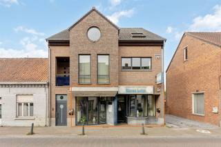 <p><span>Ruim handelspand van 210m² met open flexibele indeling in Koersel centrum!</span></p><p><span> </span></p><p><span>Belangrijkste troeven:</span></p><p><span>- Centrale ligging</span></p><p><span>- Zeer goede visibiliteit</span></p><p><span>- Zeer veel mogelijkheden</span></p><p><span>- Open indeling mogelijk</span></p><p><span>- tuin achteraan</span></p><p><span> </span></p><p><span>Bekijk zeker ook de grondplannen met de afmetingen. Zo krijgt u van thuis uit al een perfect beeld van wat dit pand te bieden heeft!</span></p><p><span> </span></p><p><span>Wenst u meer info of een vrijblijvende bezichtiging, contacteer dan ons kantoor op het nummer 011 85 15 15 en wij helpen u graag verder.</span></p>