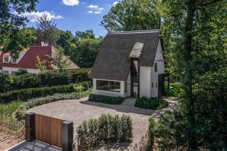 Hoogwaardig gerenoveerde villa in hartje Hof ter Linden OMGEVINGIn een van de meest gegeerde wijken van Schilde, vlakbij de St.-Ludgardisschool ligt...