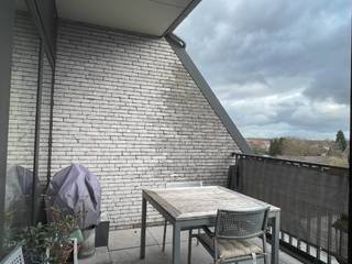 Op een vlot bereikbare locatie in Kuurne bevindt zich dit prachtig afgewerkte dakappartement met drie slaapkamers in Residentie César.<br /><br />Via de lift bereik je rechtstreeks de inkomdeur van het appartement. De ruime inkomhal met ingemaakte kasten verwelkomt je en biedt meteen voldoende bergruimte.<br /><br />Aan de rechterzijde bevindt zich het lichtrijke woongedeelte met een ruime living en een open, volledig ingerichte keuken. Aansluitend aan de keuken is er een praktische berging. Het appartement beschikt over twee mooie terrassen: één aan de voorzijde en één aan de achterzijde, ideaal om op elk moment van de dag van de zon te genieten.<br /><br />Aan de linkerzijde van het appartement bevinden zich drie volwaardige slaapkamers, waarvan één met aansluitende badkamer. Daarnaast is er een gastentoilet en een tweede badkamer. Eén van de slaapkamers is voorzien van ingemaakte kasten.<br /><br />Achter het appartementsgebouw bevindt zich een privatieve autostaanplaats.<br /><br />Syndicvoorschot: €100/maand<br /><br />Troeven<br /><br />✔ Hoogwaardige afwerking<br />✔ Laag EPC (energiezuinig)<br />✔ Vlotte bereikbaarheid<br /><br />Interesse in dit instapklare dakappartement? Contacteer ons voor een bezoek!