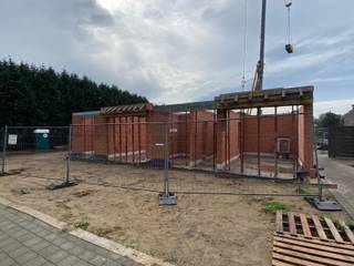 <p><strong>Hedendaagse halfopen bebouwing in Nijlen</strong></p>
<p>In een rustige en kindvriendelijke omgeving in Nijlen worden twee stijlvolle halfopen nieuwbouwwoningen opgericht, met oplevering voorzien in <strong>september 2026</strong>. Deze energiezuinige woningen combineren een doordachte indeling met een hedendaagse architectuur en kwalitatieve afwerking.</p>
<p><strong>Indeling gelijkvloers</strong></p>
<ul>
<ul>
<li><strong>Inkomhal</strong> met gastentoilet</li>
<li><strong>Ruime leefruimte</strong> met veel lichtinval en een <strong>open, volledig ingerichte keuken</strong></li>
<li><strong>Aansluitende berging</strong> voor extra comfort en opbergruimte</li>
<li><strong>Apart bureau</strong> dat ook kan dienen als gelijkvloerse slaapkamer</li>
<li><strong>Inpandige garage</strong></li>
</ul>
</ul>
<p><strong>Verdieping</strong></p>
<ul>
<ul>
<li><strong>Drie slaapkamers</strong></li>
<li><strong>Badkamer</strong> uitgerust met dubbele wastafel, ligbad en douche</li>
<li><strong>Apart toilet</strong> op de nachthal</li>
</ul>
</ul>
<p><strong>Extra ruimte</strong></p>
<p>Via een <strong>vaste trap</strong> is de zolder bereikbaar, waar een <strong>vierde slaapkamer</strong> of een gezellige speelruimte voor de kinderen mogelijk is.</p>
<p><strong>Troeven</strong></p>
<ul>
<li>
<ul>
<li>
<ul>
<li>Hedendaagse architectuur en kwalitatieve materialen</li>
<li>Energiezuinig en toekomstgericht bouwen</li>
<li>Mogelijkheid tot aankoop aan <strong>6% BTW</strong> (onder voorwaarden)</li>
<li>Rustige ligging in combinatie met vlotte bereikbaarheid<br /><br />Te koop voor 439.000€ excl. kosten (125.000€ grondaandeel - 314.000€ constructie)<br /><br />Stedenbouwkundige inlichtingen in aanvraag. <br /><br />Lastenboek op aanvraag.</li>
</ul>
</li>
</ul>
</li>
</ul>