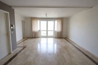 Ruim appartement met 2 slaapkamers, 2 terrasjes en ondergrondse autostaanplaats. ALGEMEEN- Verwarming: aardgas.- PVC ramen/ dubbele beglazing.- 1...