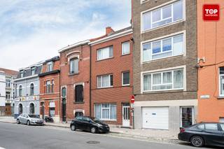 Deze charmante stadswoning bevindt zich in de Olifantstraat. Een TOP locatie tussen het Zuidpark, Ter platen en het Sint-Pieters Plein. Strategisch is deze woning fantastisch gelegen! Op de rand van het stadscentrum en overal dichtbij! <br /><br />Het bruisende centrum van Gent is gemakkelijk te bereiken te voet of per fiets. Met het openbaar vervoer ben je op enkele minuten in de historische stad.<br />Naast de cinema vinden we er ook tal van supermarkten, scholen, restaurants op wandel en/of fietsafstand terug. Het zuidpark bereik je in minder dan 5 minuten stappen. Heerlijk om even te ontspannen in de natuur. <br />Kortom, met de ligging van deze woning is een auto absoluut niet noodzakelijk<br />En toch ben je op minder dan 3 min op alle belangrijke toegangswegen, de E17, E40 en de R4.<br /><br />Indeling van de woning : <br /><br />Via de ruime inkomhal komen we terecht in de lichtrijke en zeer ruime leefruimte met een directe toegang tot de keuken. Via de keuken geraken we in de gezellige stadstuin. Zeker in de zomer kan je hier lekker lang genieten met vrienden en familie van een heerlijke bbq! <br />Eveneens op het gelijkvloers is er een eerste badkamer voorzien.<br />Op de eerste verdieping bevinden zich twee ruime slaapkamers alsook de 2de badkamer. <br />De tweede verdieping is dan weer voorzien van een hele leefruimte. Zowel een gezellige living, keuken en badkamer. <br />Via de vaste trap komen we dan weer op de zolderkamer terecht. Deze ruimte is voldoende groot om de slaapplek te combineren met een extra zithoek!<br /><br />Extra troeven :<br />- De woning werd in 2005 gerenoveerd en heeft daardoor een gunstige EPC score (C)<br />- Er is een heel ruime droge kelder in de woning, met tal van extra bergingsmogelijkheden<br />- Dit extra leefruimte op de 2de verdieping biedt extra mogelijkheden. Heel veel potentieel tot cohousing of gewoon voor grote gezinnen die wat extra privacy willen in huis.<br /><br />De woning is perfect onderhouden en instapklaar!<br /><br />Deze opportuniteit is ideaal voor wie in Gent wil wonen en alles dichtbij wil hebben. De indeling en de ruimtes bieden dit huis alles om er een echte thuis van te maken<br /><br />Beschikbaar bij akte<br /><br />Interesse in deze TOPPER? Contacteer dan snel Topvastgoed voor een bezoek op het nummer 0475 700 700