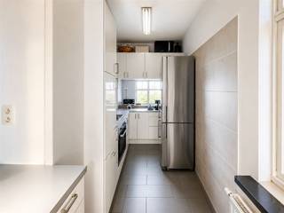 <p><span>Wonen met zicht op het Stadspark is een zeldzaamheid in Antwerpen.</span></p><p><span>Op de zesde verdieping bevindt zich dit ruime appartement van ca. 130 m². De indeling bestaat uit een inkomhal, een lichtrijke leefruimte met aansluitende keuken, drie volwaardige slaapkamers, een badkamer, een afzonderlijk toilet en verschillende praktische bergruimtes. Het appartement is steeds goed onderhouden, maar vraagt een opfrissing naar hedendaagse normen, wat de koper de mogelijkheid biedt om het volledig naar eigen smaak af te werken.</span></p><p><span>De grote troef van deze woning is zonder twijfel het open uitzicht over het Stadspark. Vanuit de leefruimte geniet u dagelijks van een groen panorama dat voor een verrassend gevoel van rust zorgt, midden in de stad.</span></p><p><span>Dankzij de grote raampartijen baadt de woonkamer in natuurlijk licht en vormt ze een aangename plek om te wonen en te ontspannen. Verder beschikt het appartement over drie volwaardige slaapkamers, een badkamer met dubbele lavabo en ligbad, een afzonderlijk toilet en een praktische kelderberging.</span></p><p><span>De locatie behoort tot de meest gegeerde van Antwerpen. Het Stadspark ligt letterlijk voor de deur, terwijl het Centraal Station, de Diamantwijk, de Meir en tal van restaurants, winkels en openbaar vervoer zich op wandelafstand bevinden.</span></p><p><span>Troeven:</span></p><ul><li><span>Ca. 130 m² bewoonbare oppervlakte</span></li><li><span>Open zicht over het Stadspark</span></li><li><span>Zesde verdieping met veel lichtinval</span></li><li><span>Mogelijkheid tot aankoop van een inpandige autostaanplaats aan 35.000euro.</span></li></ul><p><span>Een ruim appartement met uitzonderlijk uitzicht op één van de meest centrale locaties van Antwerpen. Ideaal voor wie op zoek is naar ruimte, licht en groen uitzicht, met de mogelijkheid om het appartement volledig naar eigen wensen te moderniseren.</span></p><p><span> </span></p><p><span>Interesse?<br />Contacteer ons via michael@vastpuntgoed.be of bel ons via het nummer 0476/40.86.76 voor meer info of een bezoek in te plannen.</span></p><p><span> </span></p>